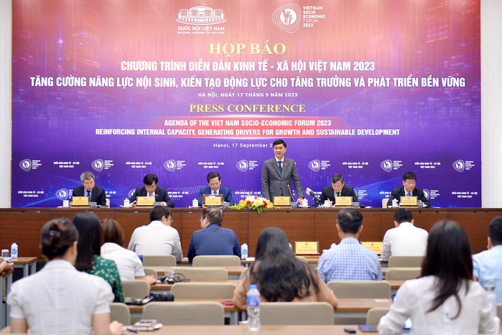 Toàn cảnh buổi họp báo. (Ảnh: quochoi.vn).