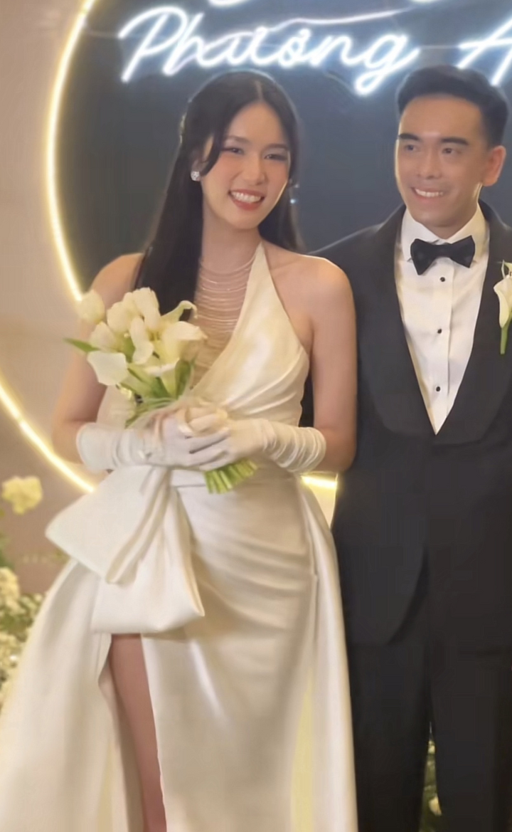 Á hậu Phương Anh cùng chồng doanh nhân Hồ Đắc Đức tổ chức hôn lễ tại nhà hàng sang trọng ở TP.HCM tối 17/9. Cô dâu Phương Anh diện váy cưới xẻ cao, nhẹ nhàng, thanh lịch, khoe nhan sắc ngọt ngào. Chú rể Đắc Đức điển trai với vest đen lịch lãm.