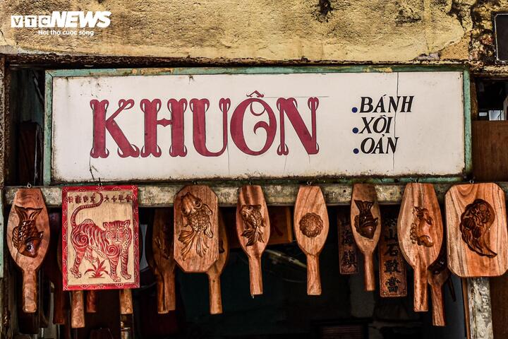 Chiếc bảng hiệu ông Quang ngắn gọn 4 chữ “Khuôn, bánh, xôi, oản”.