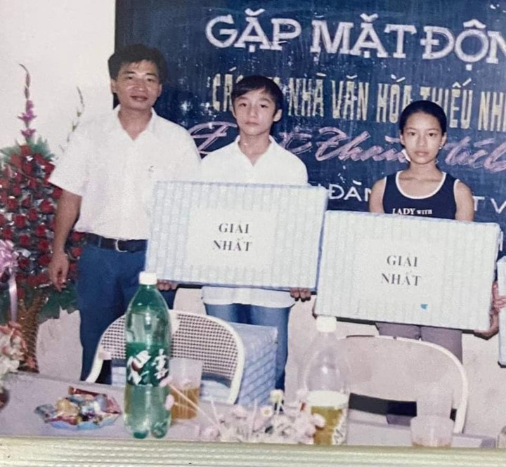 Nam ca sĩ Sơn Tùng giành giải cao trong buổi gặp mặt động viên các nhà văn hoá thiếu nhi ở Thái Bình.