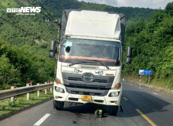 Tại hiện trường, mũ bảo hiểm của anh T. nằm dưới gầm xe tải.