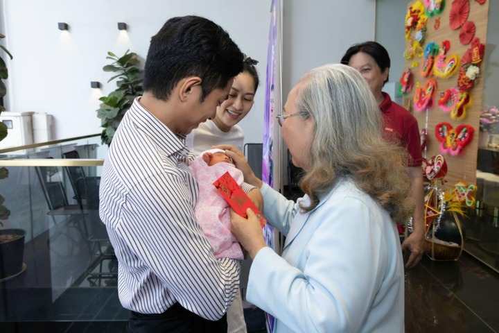 Nhan sắc rạng rỡ sau sinh của nữ kiện tướng gây chú ý.