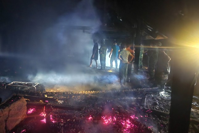 May mắn vợ chồng chủ nhà được các lực lượng chức năng đưa ra ngoài an toàn.