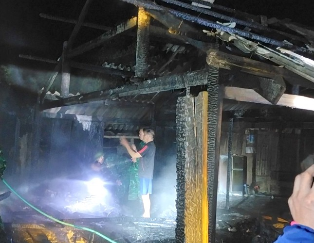 Căn nhà được làm bằng gỗ bị cháy rụi.