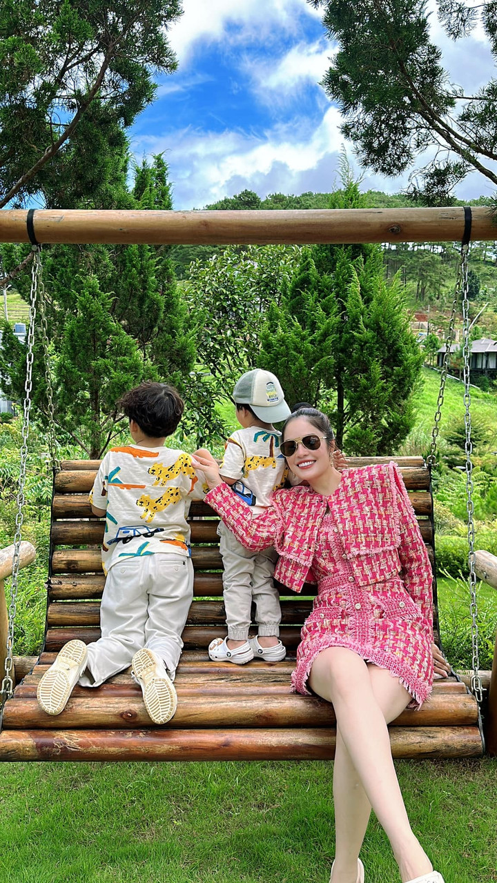 Dương Cẩm Lynh chia sẻ khoảnh khắc yên bình bên hai con trai.