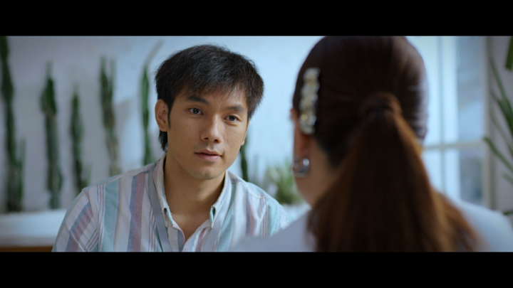 Phong (Nhan Phúc Vinh) vào vai một anh nhân viên có nhiều ân oán với Yến bất đắc dĩ trở thành người yêu hợp đồng của cô.