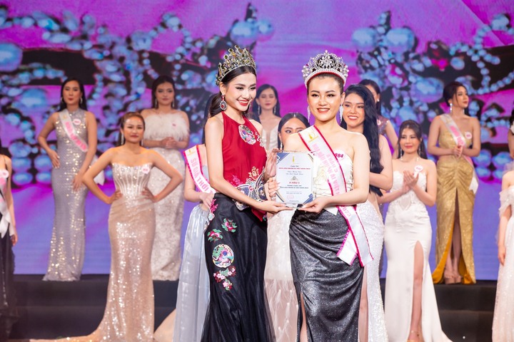 Thanh Hà là người trao vương miện cho Á hậu 3.