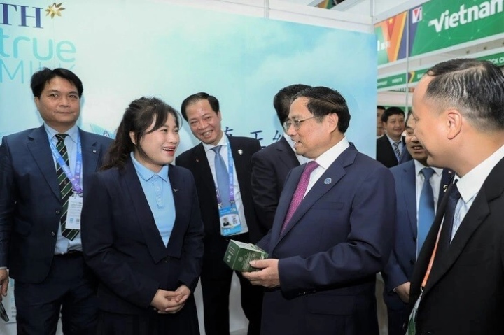 Thủ tướng Phạm Minh Chính trò chuyện với đại diện Tập đoàn TH về tiềm năng kinh doanh tại Trung Quốc.