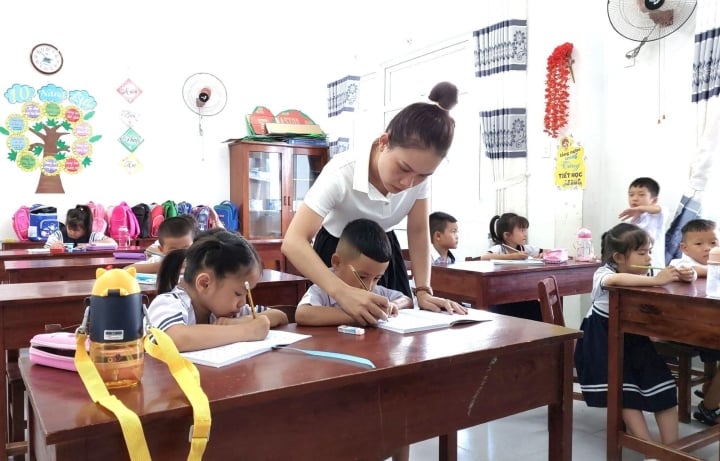 Hôm nay, 54 học sinh thôn Nam Yên, Hòa Bắc, Hòa Vang, Đà Nẵng đã được bố mẹ đưa đến Trường Tiểu học Hòa Bắc theo học.