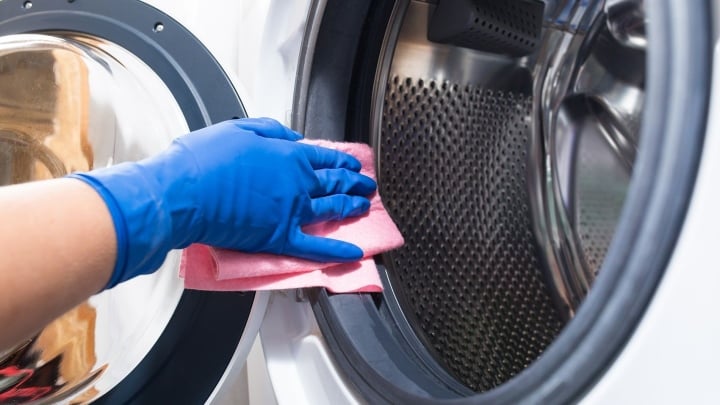 Nên lau chùi và vệ sinh máy giặt hàng tháng một thứ tự nhằm ngăn chặn nấm mốc, vô hiệu hóa mùi hương hôi và kéo dãn tuổi hạc lâu mang lại máy. (Ảnh: CNN)