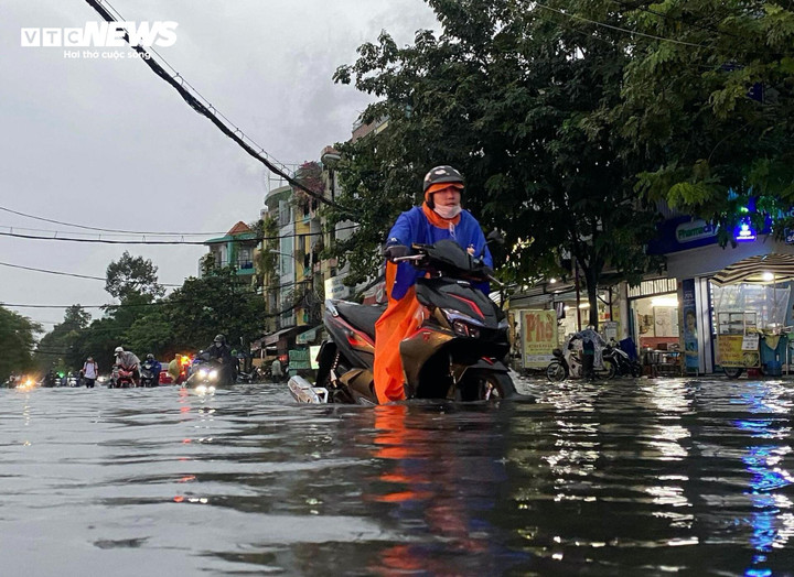 Thời tiết tại TP.HCM hôm nay 18/9, mây thay đổi đến nhiều mây, trưa chiều trời nắng, chiều tối và tối có mưa rào ở nhiều nơi.