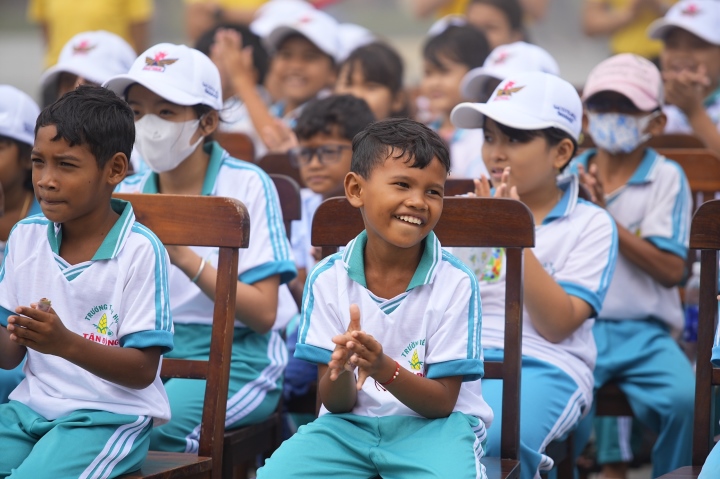 Các trẻ em Khmer hoan hỉ Khi được thăm hỏi quan lại đỉnh núi Bà Đen.