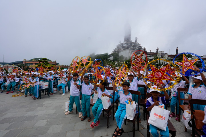 135 em nhỏ Khmer hân hoan đến với núi Bà Đen.