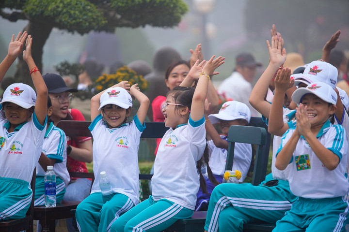 Những gương mặt rạng rỡ của các em nhỏ Khmer khi được lên núi Bà Đen.