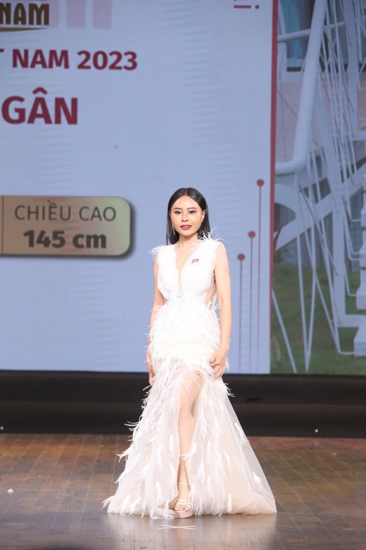 Dù không cao như nhiều thí sinh khác, trong cuộc thi, Trang Ngân luôn tự tin thể hiện bản lĩnh trên sân khấu.