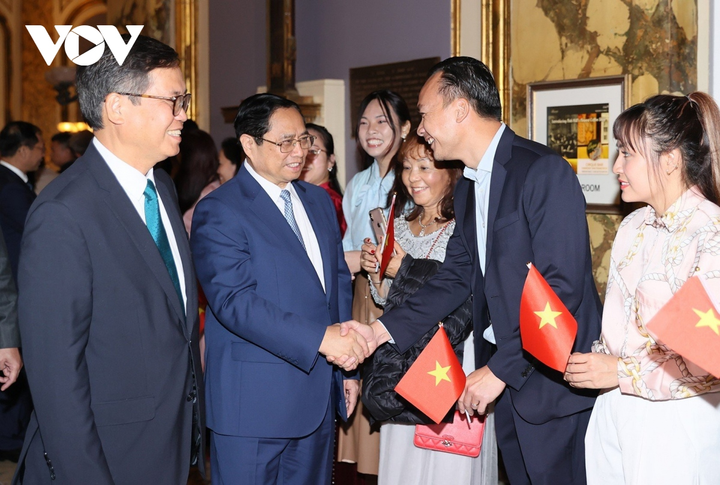 Đại sứ Việt Nam tại Hoa Kỳ Nguyễn Quốc Dũng, Tổng Lãnh sự Việt Nam tại San Francisco Hoàng Anh Tuấn và các cán bộ Tổng Lãnh sự quán đón Thủ tướng Phạm Minh Chính.