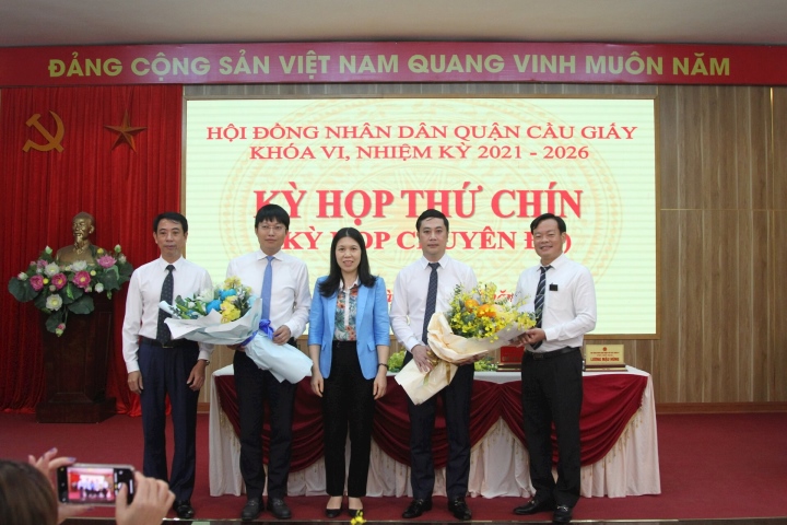 Lãnh đạo quận Cầu Giấy tặng hoa, chúc mừng các ông Trần Việt Hà (thứ hai từ trái qua) và ông Ngô Ngọc Phương (thứ hai từ phải qua)