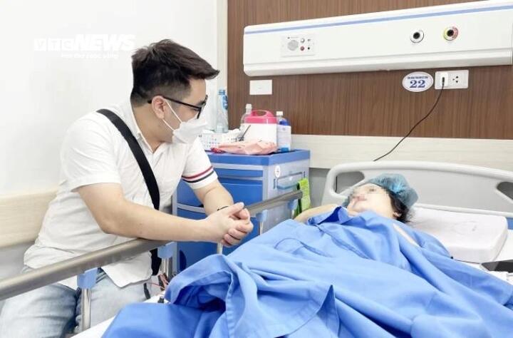 Đại diện Báo điện tử VTC News thăm hỏi bệnh nhân L.T.T bị đa chấn thương đang điều trị tại Bệnh viện Đại học Y Hà Nội.