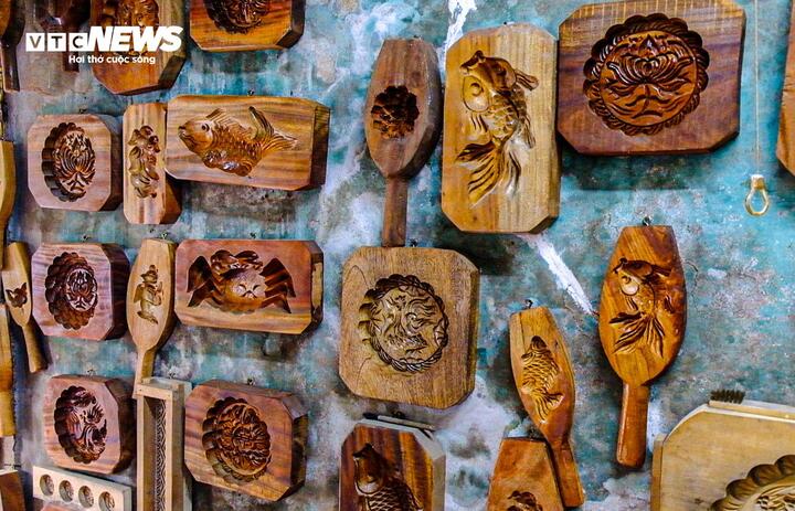 Nghệ nhân hơn 40 năm 'thổi hồn' vào khuôn bánh Trung thu giữa lòng phố cổ - 5