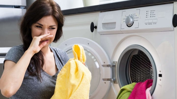 Nếu ko được lau chùi thông thường xuyên, máy giặt tiếp tục tụ tập cặn không sạch, sinh đi ra nấm mốc. Vậy bao lâu nên lau chùi máy giặt một lần? (Ảnh: Paradise Appliance Service)