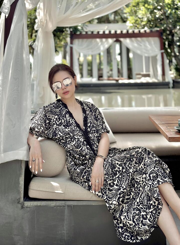 Phong cách thời trang của Phanh Lee cũng được nâng cấp thấy rõ. Người đẹp ưa chuộng vẻ đẹp sang chảnh, gợi cảm nhưng tinh tế và đẳng cấp.