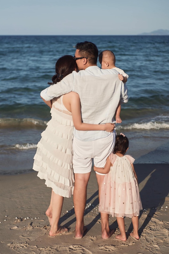 Mới đây người đẹp đăng tải loạt ảnh cô cùng gia đình thảnh thơi nghỉ dưỡng trên bãi biển. Đây là lần hiếm hoi Phanh Lee chia sẻ hình ảnh của chồng đại gia. Người đẹp vẫn giữ nguyên tắc không đăng ảnh chính diện của chồng.