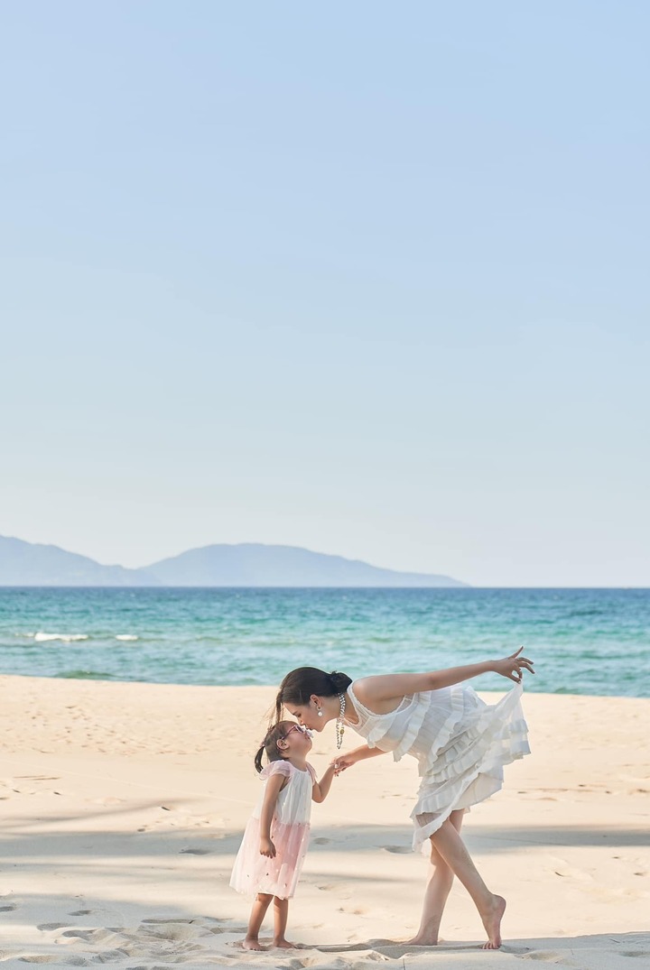 Nữ diễn viên tạo dáng nhí nhảnh cùng cô con gái nhỏ. Sắc vóc và thần thái của người đẹp khiến nhiều khán giả ngưỡng mộ.