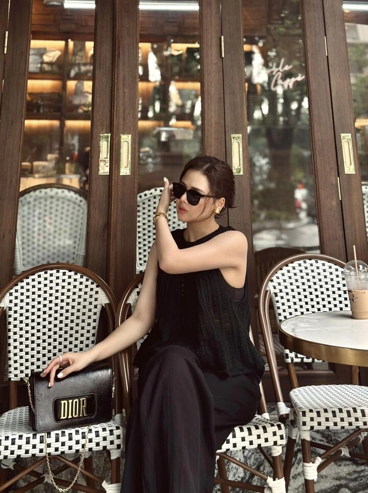 Trong những khung hình khoe thần thái "phu nhân hào môn" của Phanh Lee không bao giờ thiếu những món hàng hiệu đắt đỏ.