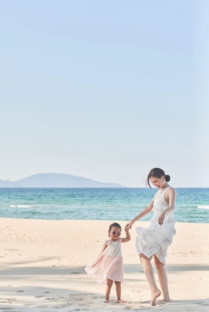 Trên trang cá nhân, Phanh Lee thường xuyên chia sẻ hình ảnh cá nhân. Cô lấy lại vóc dáng khá nhanh sau khi sinh quý tử.