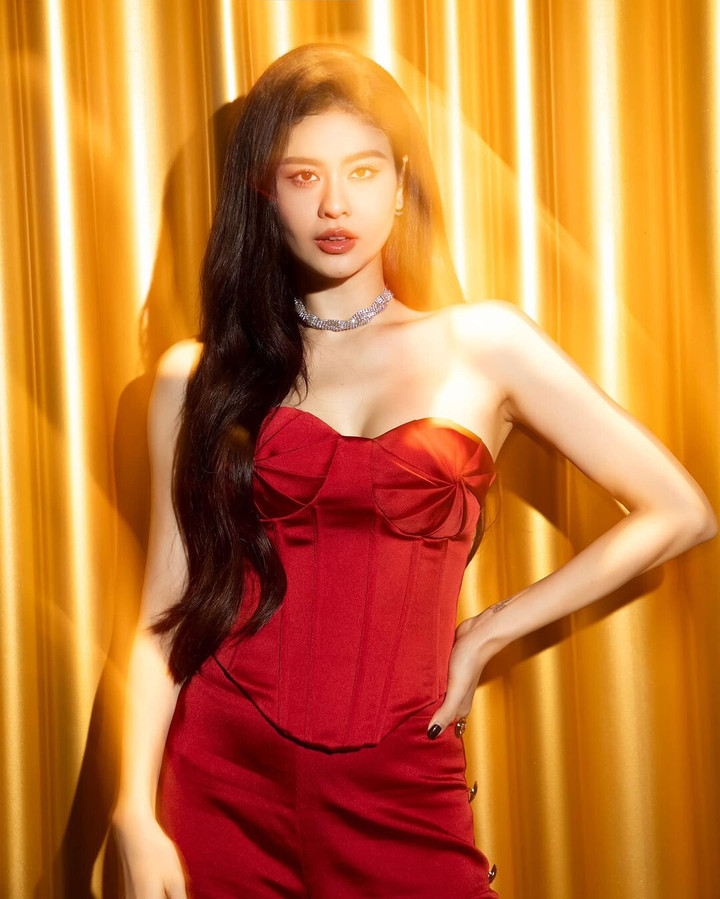 Nữ ca sĩ Trương Quỳnh Anh diện áo cúp ngực màu đỏ rực, khoe làn da trắng muốt cùng bờ vai thon. Cô nàng không quên "thả thính": "Kén cá chọn canh, cuối cùng chọn anh".