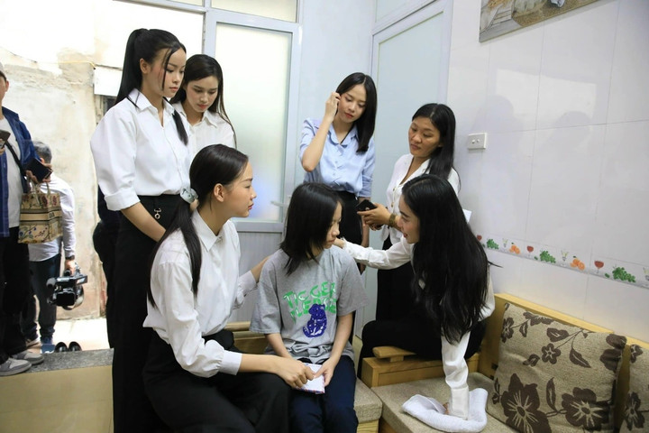 Hoa hậu Bảo Ngọc công bố nhận hỗ trợ bé L.T.N mất cả cha mẹ và em trai trong vụ cháy ở Thanh Xuân, Hà Nội đến khi bé đủ 18 tuổi: "Chị sẽ cố gắng làm một người bạn đồng hành để em có một điểm tựa trong hành trình trưởng thành sắp tới. Chị sẽ lo cho em ăn học đến khi em tròn 18 tuổi. Em là một cô gái mạnh mẽ với nhiều hoài bão, nên nếu sau đấy em vẫn cần chị, thì chị vẫn sẽ ở bên".