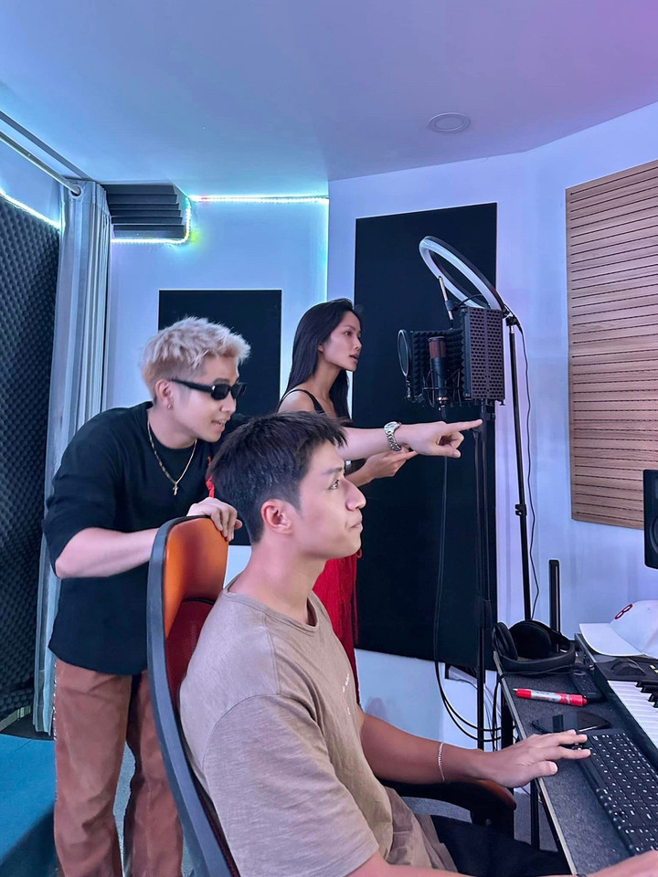 Sao Việt 18/9: NSND Minh Hòa khoe nhan sắc thời trẻ, H'Hen Niê thử sức với Rap - 5