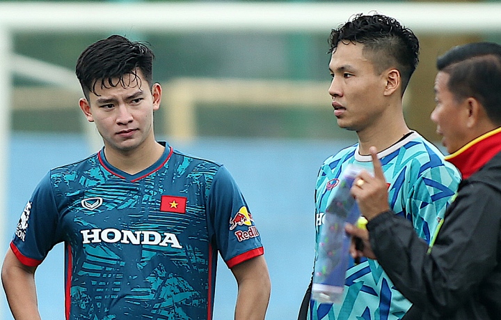 Thủ môn Đỗ Sỹ Huy (bên phải) là đội trưởng của Olympic Việt Nam tại ASIAD 19.