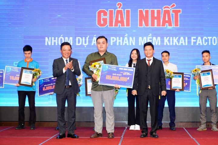 Ban Tổ chức trao Giải cho các dự án đoạt giải tại Cuộc thi 