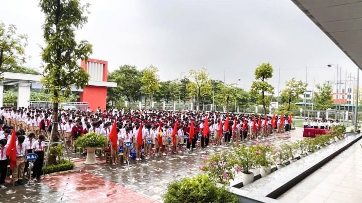 Trong giờ chào cờ đầu tuần của Trường THCS Lê Quý Đôn (quận Long Biên), cô trò dành một phút tưởng niệm các nạn nhân tử vong trong vụ cháy chung cư mini tại phố Khương Hạ. (Ảnh: Trường THCS Lê Quý Đôn).