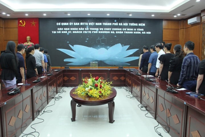 Cán bộ, nhân viên Ủy ban MTTQ Việt Nam TP Hà Nội tham gia lễ tưởng niệm. (Ảnh: Hanoimoi).