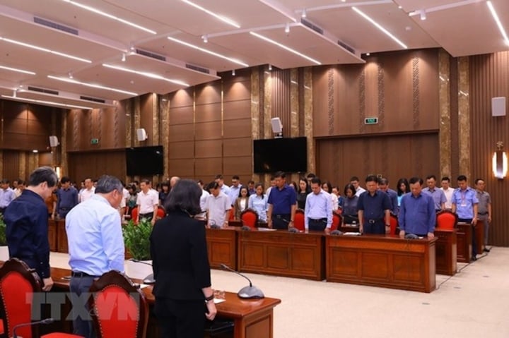 Lãnh đạo, cán bộ Thành ủy, UBND TP Hà Nội dành một phút mặc niệm các nạn nhân tử vong trong vụ cháy chung cư mini tại phố Khương Hạ. (Ảnh: TTXVN).