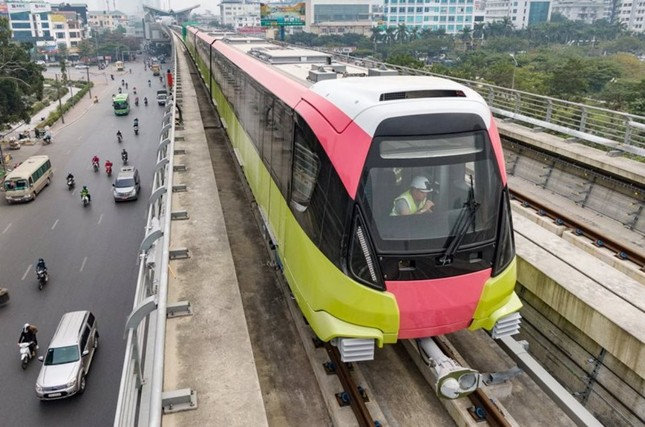 Tàu metro Nhổn - ga Hà Nội.