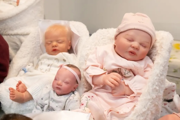 Những búp bê sơ sinh nhìn vô cùng tương tự em nhỏ xíu thiệt. (Ảnh: NYP)