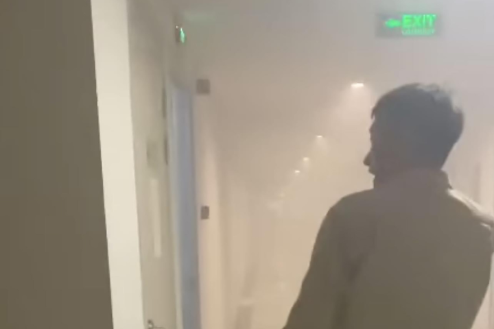 Vụ cháy gây khói mù mịt tại tầng 11, toà A chung cư Bim. (Ảnh: CTV).