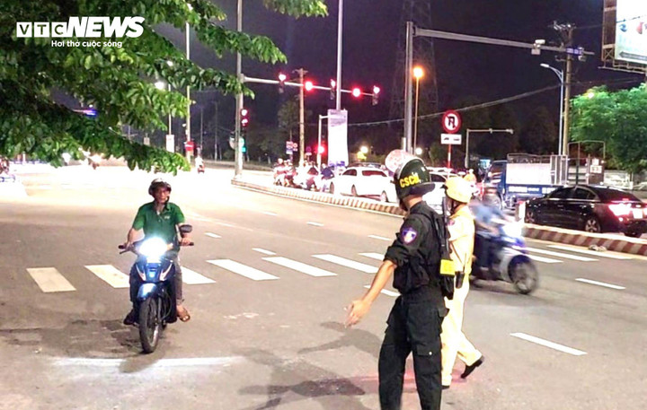 Lực lượng phối hợp công an Đà Nẵng tuần tra, xử lý giao thông.