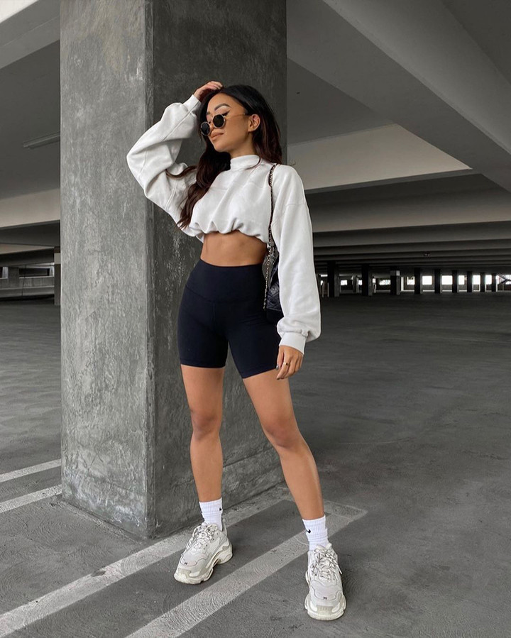 Quần biker vốn dĩ là thiết kế cho các vận động viên xe đạp, dù kiểu dáng ôm sát vào cơ thể nhưng chất liệu mềm mại, độ co giãn lớn giúp người mặc luôn cảm thấy thoải mái.