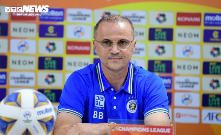 HLV Bandovic thất bại trong màu áo Hà Nội FC.