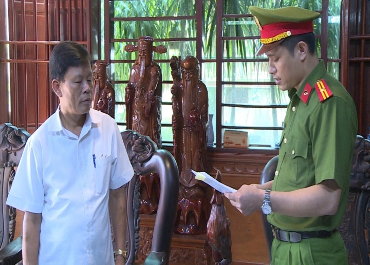 Lực lượng chức năng thi hành quyết định khởi tố bị can và bắt tạm giam đối với Lê Chí Cường.