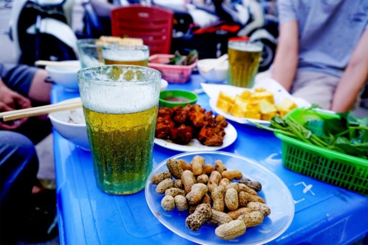 Những cái ly xanh rờn là hình hình ảnh không xa lạ ở những quán nhậu khá TP Hà Nội. (Ảnh: VOV)