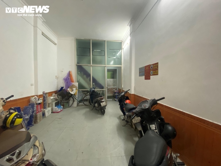 Chị Nguyễn Thị Tuyết, sinh sống tại một căn hộ chung cư mini trong ngõ 102 phố Trường Chinh (quận Đống Đa) cũng bày tỏ sự hoang mang vì cả tòa nhà chị ở không có lấy một bình cứu hỏa.