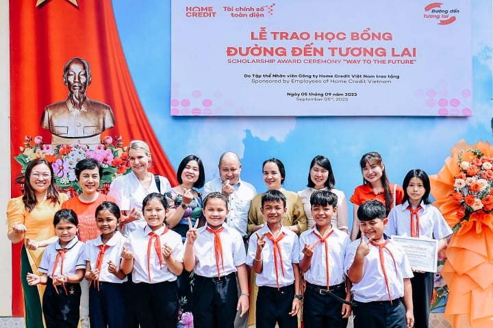 Tám suất học tập bổng đã và đang được trao tặng cho những em học viên nghèo khổ thị xã Buôn Hồ, Đắk Lắk.