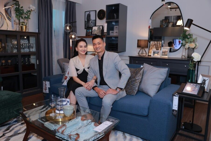 Vợ chồng diễn viên Bảo Thanh trải nghiệm sản phẩm phòng khách tại Come Home.