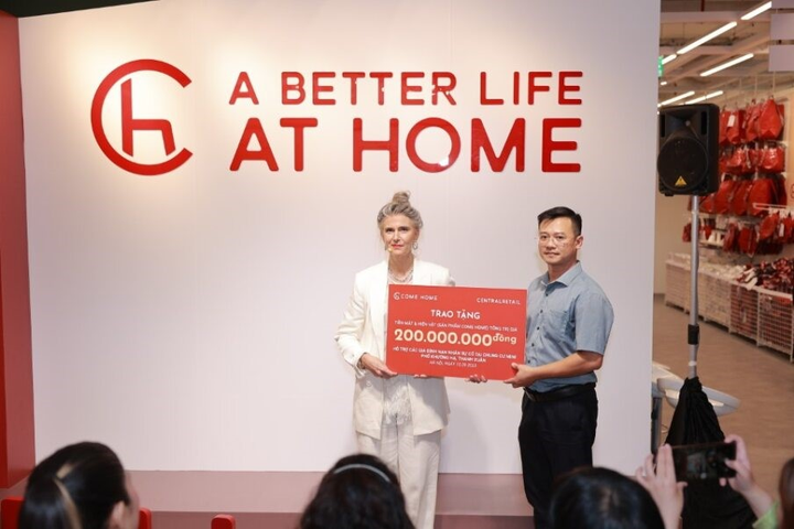 Bà Lacia Sherlock đại diện nhãn hàng hỗ trợ các gia đình trong sự cố chung cư mini Hà Nội.