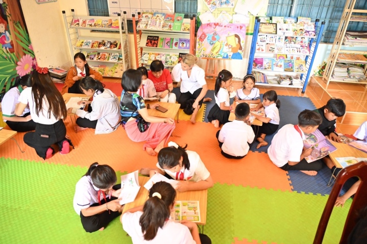 Bà Annica Witschard, Tổng giám đốc trang chủ Credit VN thăm hỏi tủ sách Trường tè học tập Y Ngông, thị xã Buôn Hồ, tỉnh Đắk Lắk.
